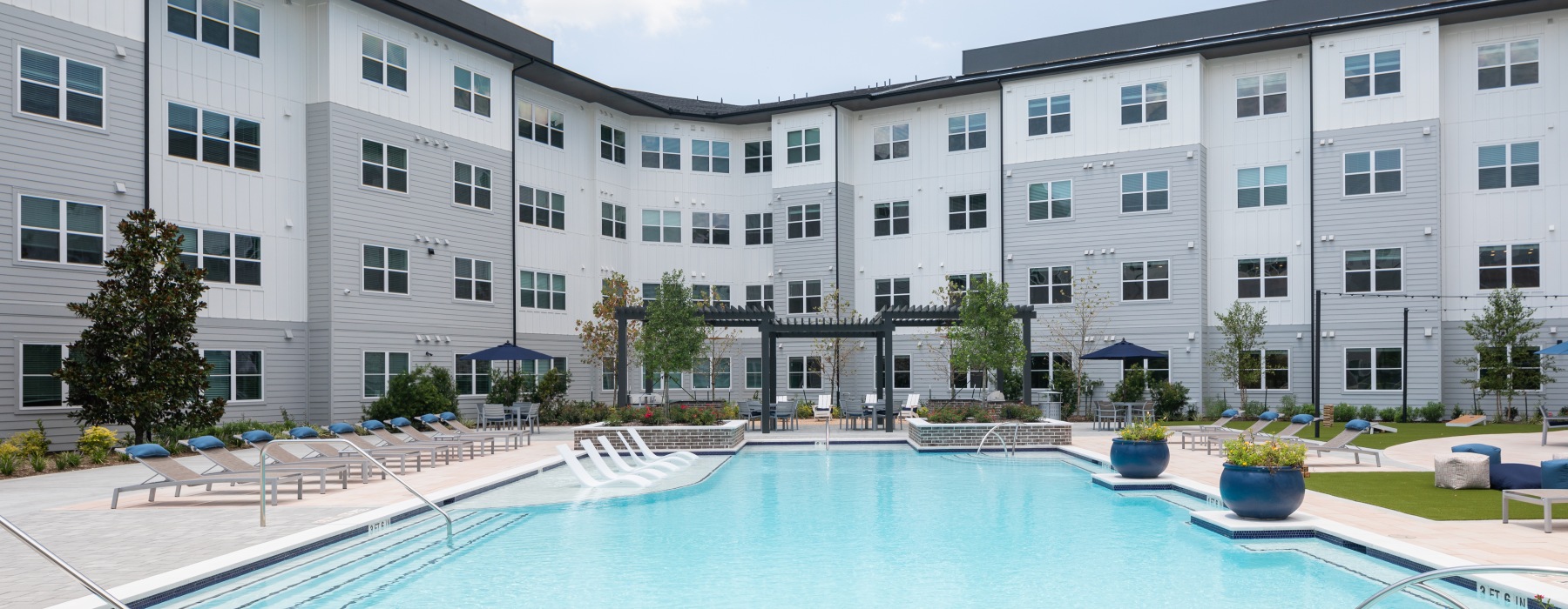 swimming pool at broadstone baybrook apartments in webster