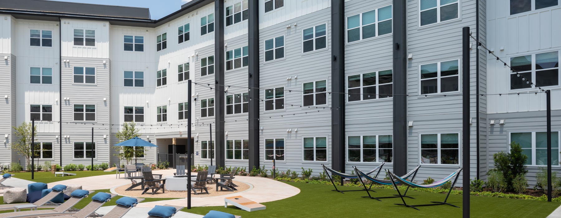 outdoor amenity area with fire pit at broadstone baybrook apartments in webster